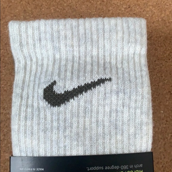 Nike Everyday Plus Lightweight 3-Pack Crew Socks - Picture 8 of 10